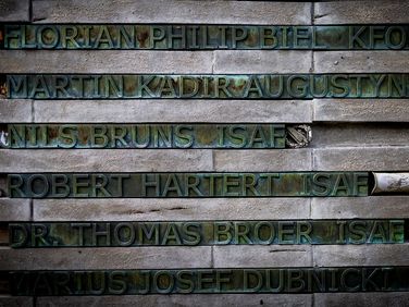 Auch die Namen von Nils Bruns, Martin Kadir Augustyniak und Robert Hartert sind an den Gedenkstelen im Wald der Erinnerung beim Einsatzführungskommando der Bundeswehr zu finden. Foto: DBwV/Yann Bombeke