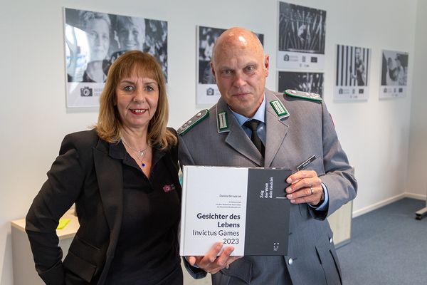 Die Fotografin Daniela Skrzypczak und der Leiter des Veteranenbüros, Oberstleutnant Michael Krause. Foto: DBwV/Yann Bombeke