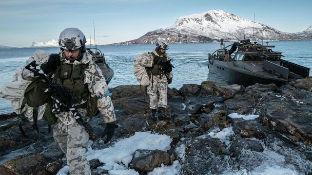 Finnische Marine-Infanteristen werden bei einer Übung von einem schwedischen Boot an der norwegischen Küste abgesetzt. Russlands aggressive Politik hat die traditionell neutralen Staaten Schweden und Finnland in die NATO getrieben - und das Bündnis somit gestärkt. Foto: NATO