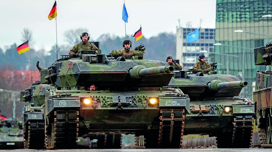 Teil der Bündnisverpflichtungen: Deutsche Leopard-Panzer nehmen an einer Parade in Litauen teil. Foto: Bundeswehr/ Marco Dorow