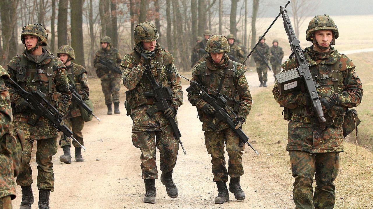 Diese Rekruten auf dem Truppenübungsplatz in Frankenberg gehörten im März 2011 zu den letzten Wehrpflichtigen. Nun will die CDU die Wehrpflicht, die von der damaligen schwarz-gelben Regierungskoalition ausgesetzt wurde, schrittweise wieder einführen. Foto: Bundeswehr/ Andrea Bienert