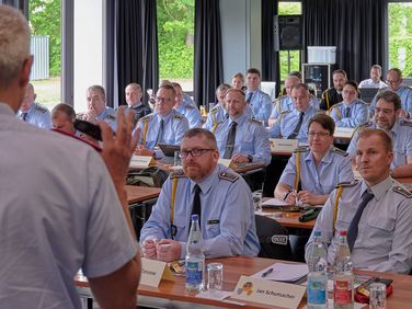 Die über 40 Kompaniefeldwebel von Dienststellen der Bundeswehr aus Bayern und Baden-Württemberg führten bei der Tagung des Landesverbands einen intensiven Informations- und Erfahrungsaustausch. Foto: Ingo Kaminsky
